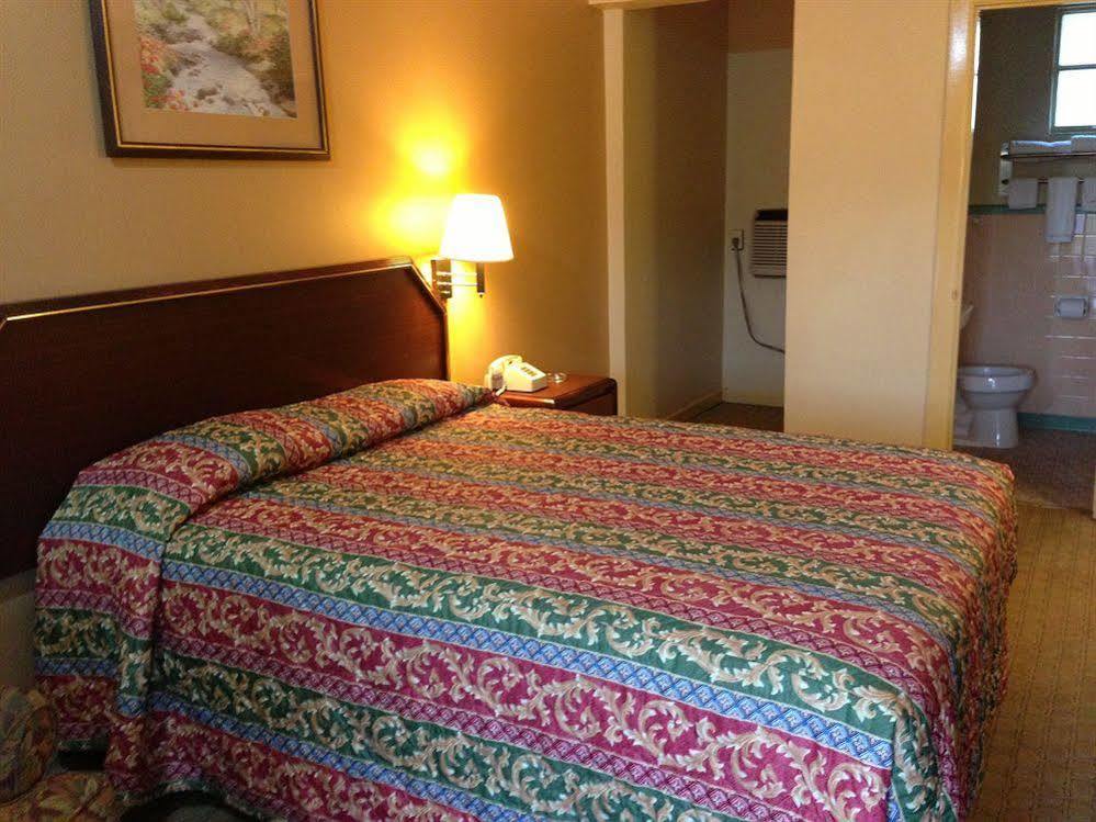 Motel Super 8 By Wyndham Pensacola Nas Area Beach Haven Esterno foto